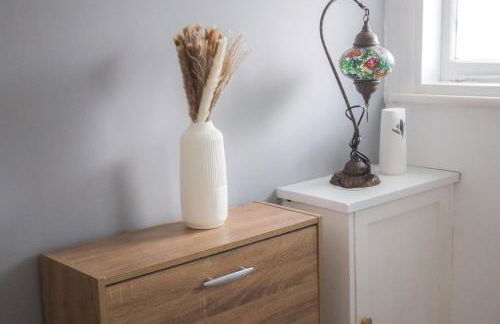 Beautiful 2 Bedroom house with big Garden & Parking fast wifi, and king size bed - Foto 7