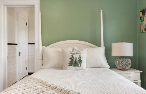 Stylish Mountain Retreat with Sunroom and Pergola - Foto 48