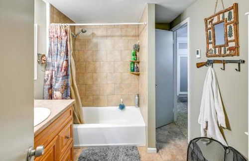 Hunt, Fish and Hike Home with Deck in Encampment - Foto 14