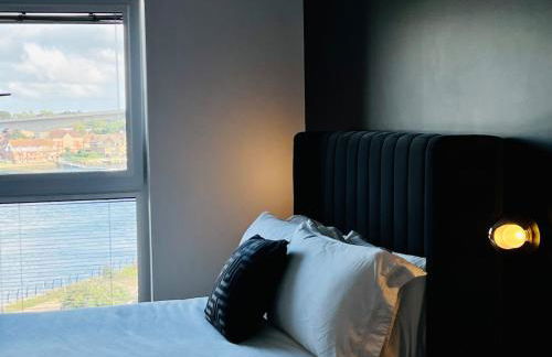 Luxury 2 Bed Apartment - River Views - Parking - Photo 6