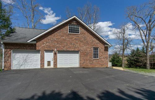 15 Minutes to Asheville! Spacious 7BR Luxury Home | Pool | Hot Tub | Game Room - Foto 18