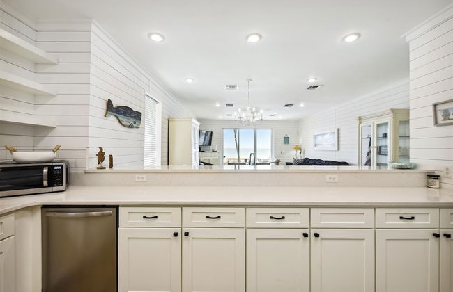 Just Beachy - 5 Bedroom Beach Front Home! Sleeps 20 Home by RedAwning - Foto 17