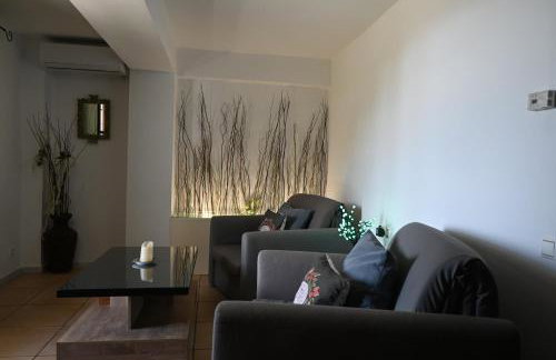 Tranquil Infinity Pool Getaway (private jacuzzi and steam bath, pool, garden, sea and city views) - Foto 31