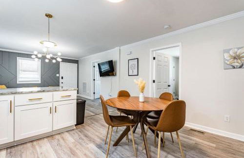 Renovated house close to Dtown Durham w king bed - Photo 12