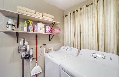 Near Lake and Trails Rustic Newland Cabin with Deck! - Foto 15