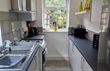 Stylish 4BR House, Sleeps 7, High-Speed Wi-Fi, Long Stay Friendly - Foto 36