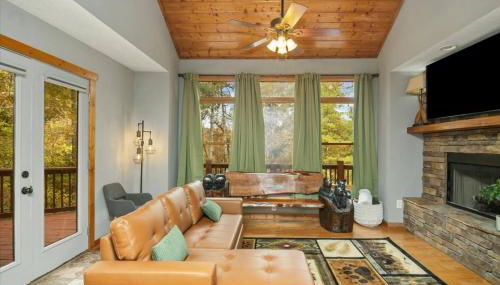 4 BR Mountain Cabin with Hot Tub & Fire Pit in GA - Foto 2