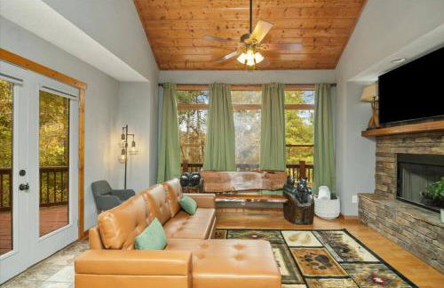 4 BR Mountain Cabin with Hot Tub & Fire Pit in GA - Foto 2