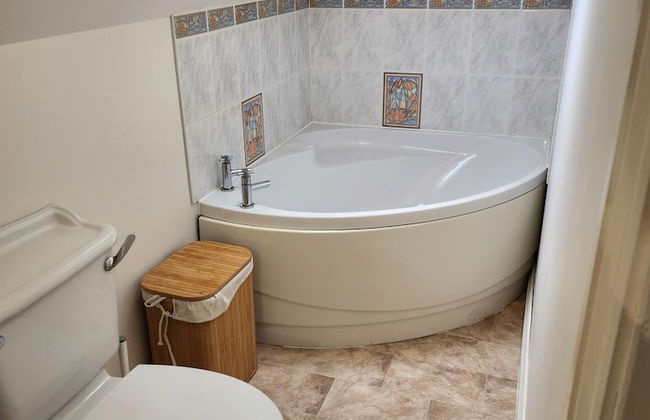 Cottage Sleeps 4 - Pet Friendly w Free Parking - Foto 6