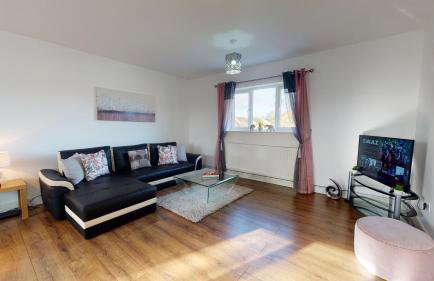 Beautiful & Spacious with 2 Free Parking Spaces - SRK Accommodation - Photo 16