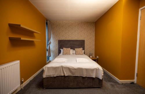 Muirhouse 2BR Apartment with Free Parking - Foto 16