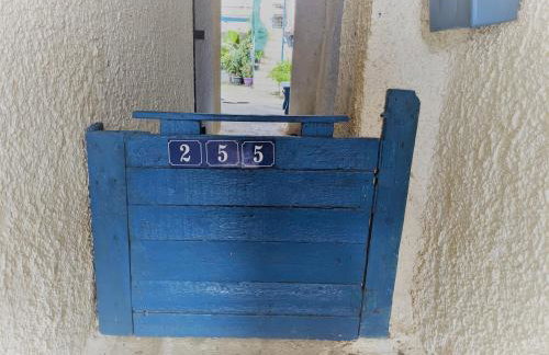 2-Bedroom Blue & White House with Garden and Beach - Foto 19