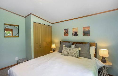 Riverfront Paradise w/ Hot Tub--Little River House - Foto 16