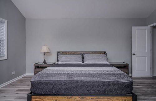 3BR 2BTH Waterfront Vacation Rental on Riverwalk to Downtown McHenry with Pier - Foto 45