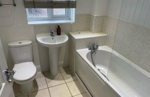 *BRAND NEW* renovated 3 bed with parking & WIFI - Foto 2