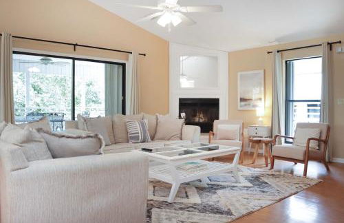 Woofs and Waves by Pristine Properties Vacation Rentals - Foto 49