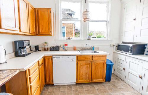 Step Back in Time Charming Victorian with Modern Amenities - Foto 25