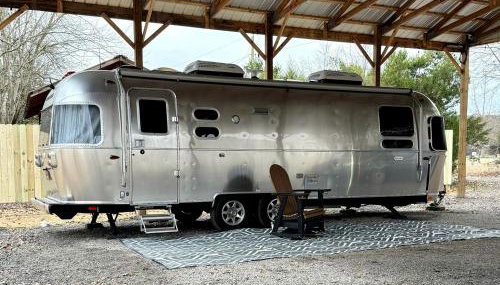 Peaceful Lakeside Covered Airstream with Firepit & Kayaks Near Centre, AL - Foto 2