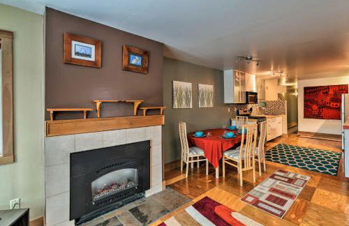 Walk to Town and Coast Anchorage Condo with Fireplace - Foto 1