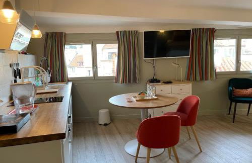 Au cœur du vieux Toulon au calme appartement rénové climatisé confortable étage élevé avec ascenseur proche parking et toutes commodités - Foto 5