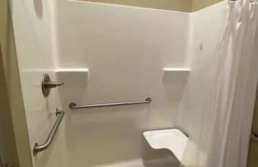 Paradise Point - 4BR Lakefront Haven Dock, Kayaks, & Cozy Firepit - Foto 12