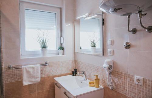 Poolside Hideout Apartments - Photo 36