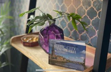 Stylish Scottish House With Garden and Parking - Photo 18