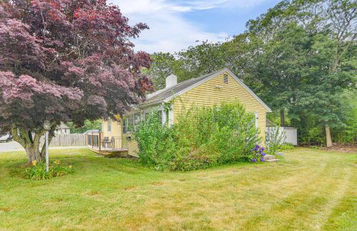 Less Than 2 Mi to Beach Cozy Cottage with Patio on Cape Cod - Photo 2