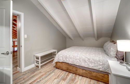 Fire Pit and Grill Spacious Forest Lakes Chalet - Foto 29