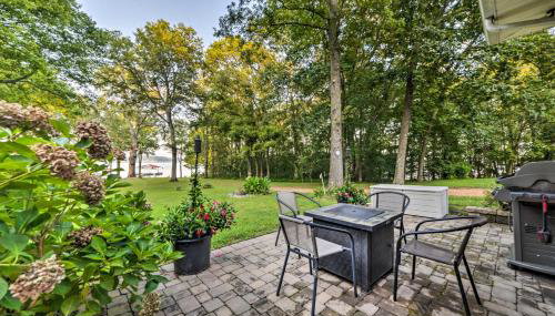 Charming Lakefront Home with Grill and Fire Pit! - Foto 2