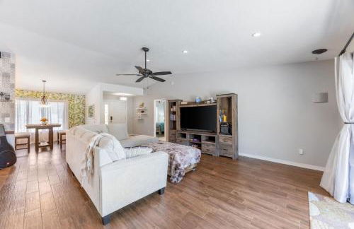 3BR Wesley Chapel Retreat with Private Pool - Pet-Friendly - Spacious Parking - Photo 13