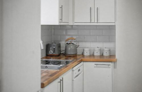 Countess House, Northampton - Stylish Modern 2-Bedroom House with Garden - Free Parking - Foto 8