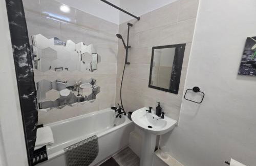 Spacious - Free Parking - Sleeps 6 - M20-FolkestoneCentralStation - Foto 6