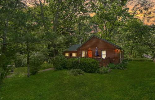 Brookside Cabin with HotTub and FirePit - Foto 7
