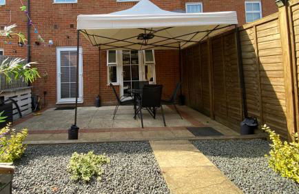 Modern 1 bedroom flat with patio garden & parking - Foto 13