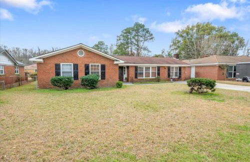 Spacious Backyard • Alfresco Dining • Pet Friendly - Foto 7