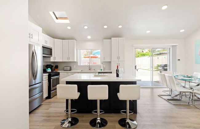 Experience Modern Luxury at Desert Hideaway - Foto 11