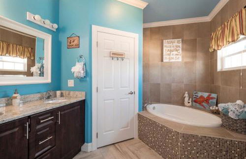 Lakefront Mansion on 10 Acres - Sleeps 15-45 - Foto 47