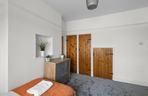 Substantial 5 bedroom townhouse with disabled access apartment, private off road parking space with EV point from 15th April 26, jaccuzi bath, Netflix and Wifi, near Argyle, boutique shops eateries and pubs - Foto 48