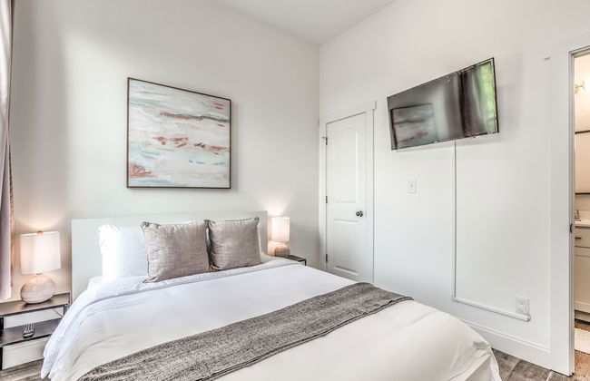 Delightfully Redesigned Home - JZ Vacation Rentals - Photo 3