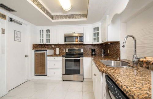 Waterfront 2-Story Villa with Heated Pool - Foto 8