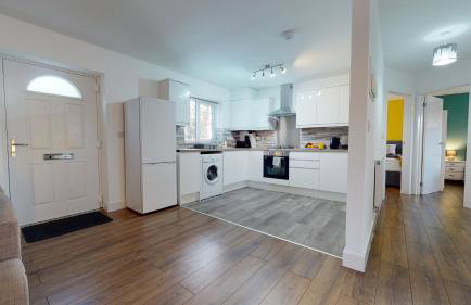 Beautiful & Spacious with 2 Free Parking Spaces - SRK Accommodation - Photo 11