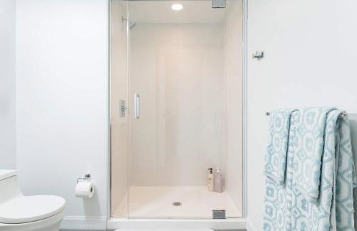 Central 1BR Apartment Assembly Square Pool Gym Parking Sleep 5 - Foto 17