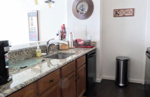 Brooks Tower Downtown Denver Furnished Apartment - Foto 36