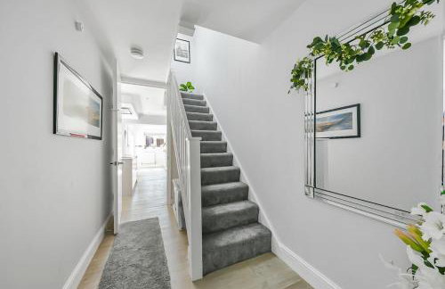 Spacious and Elegant Home with a Beautiful Garden - Foto 23