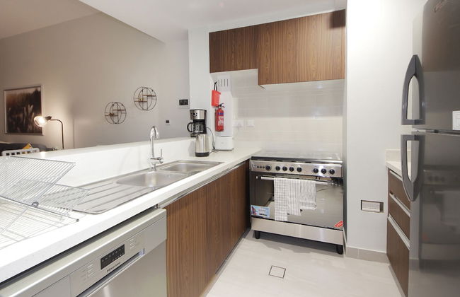 Luxury StayCation - Spacious Apartment Amidst Lush Green Parks - Photo 10