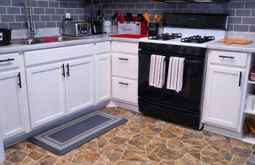 Spacious Pet Friendly Home - Photo 29