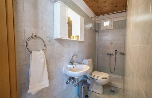 House of Hats - next to the coast - Karavomylos - Photo 24