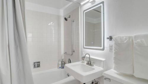 Newly Renovated 1 Bedroom Apartment near Downtown - Photo 4, towels, Shower