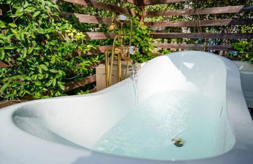 The Gold heart of Grass Valley w outdoor bathtub - Photo 2